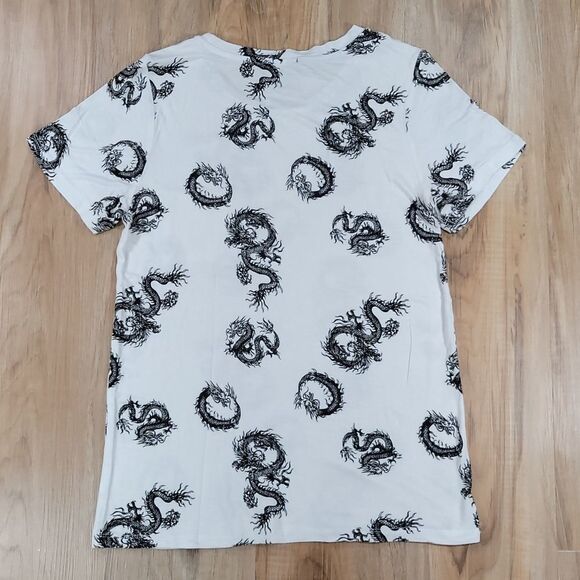 🔺️Justify White & Black Dragon Print Short Sleeve Top Small - Picture 2 of 9
